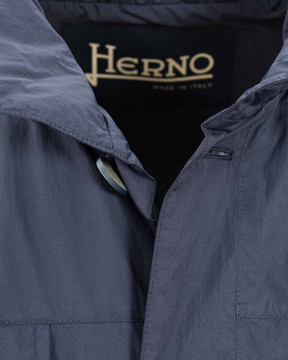 shop HERNO  Giacca: Herno field jacket in ultalight crease.
Vestibilità regolare.
Collo alto.
Cappuccio impacchettabile.
Maniche lunghe.
Coulisse interna in vita.
Taschini con patta sul petto.
Tasche con patta sui lati.
Chiusura con bottoni.
Composizione: 100% poliammide.
Made in Italy.. FI000118U 12494Z-9201 number 4373267